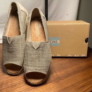NWT | TOMS open toed slip-ons | size:5.5